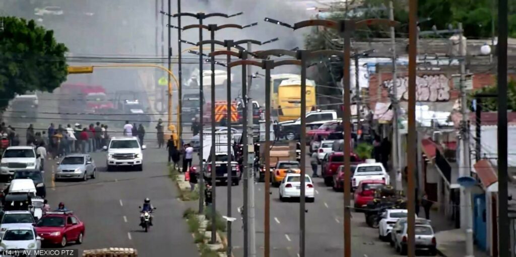 🚨 Fuerte accidente en Avenida México deja incendio y varios vehículos dañados en San Juan del Río.