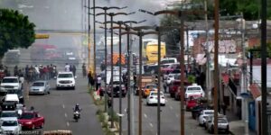 🚨 Fuerte accidente en Avenida México deja incendio y varios vehículos dañados en San Juan del Río.