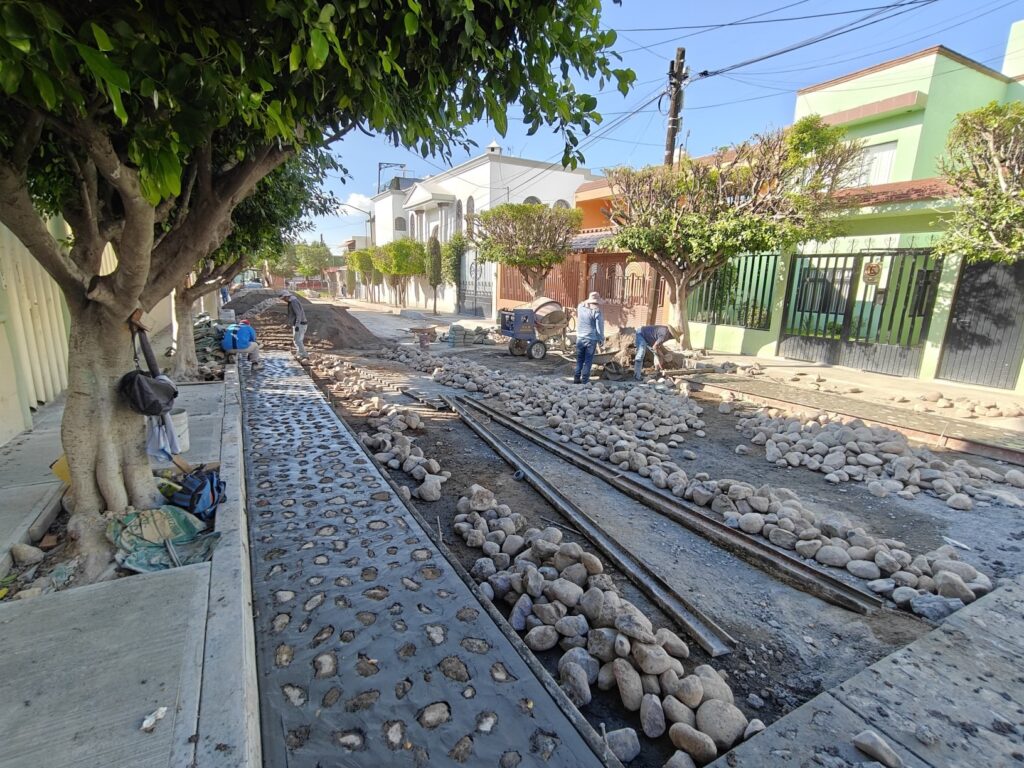 Avanza rehabilitación de la calle Guillermo Prieto en San Juan del Río