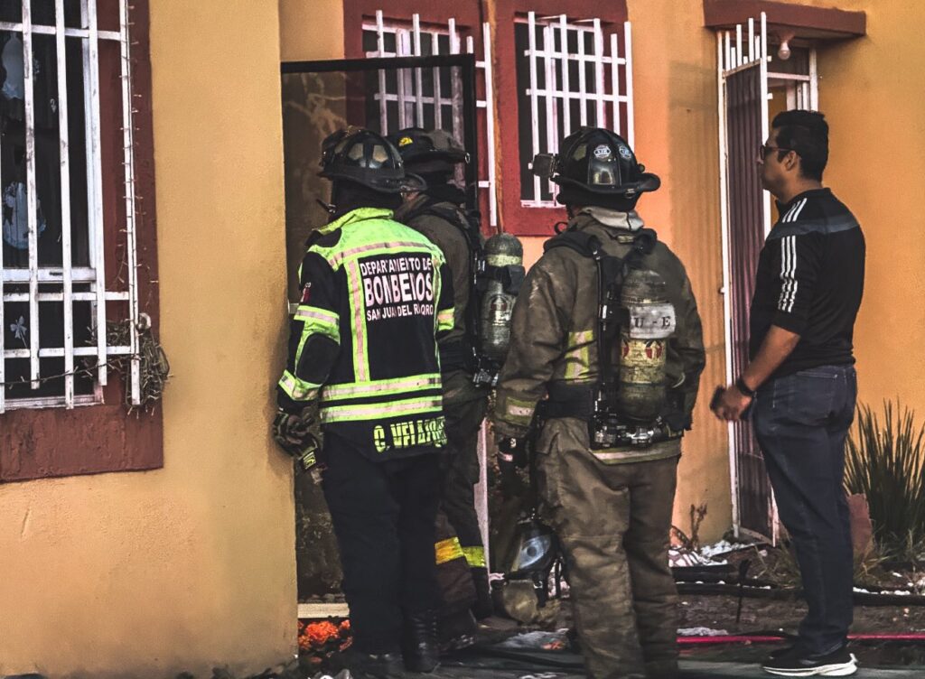 🚒 Bomberos de San Juan del Río sofocan incendio en vivienda del fraccionamiento Campestre.