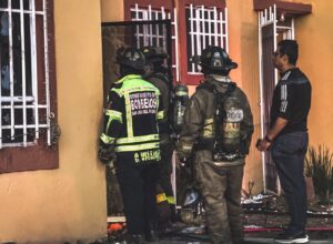 🚒 Bomberos de San Juan del Río sofocan incendio en vivienda del fraccionamiento Campestre.