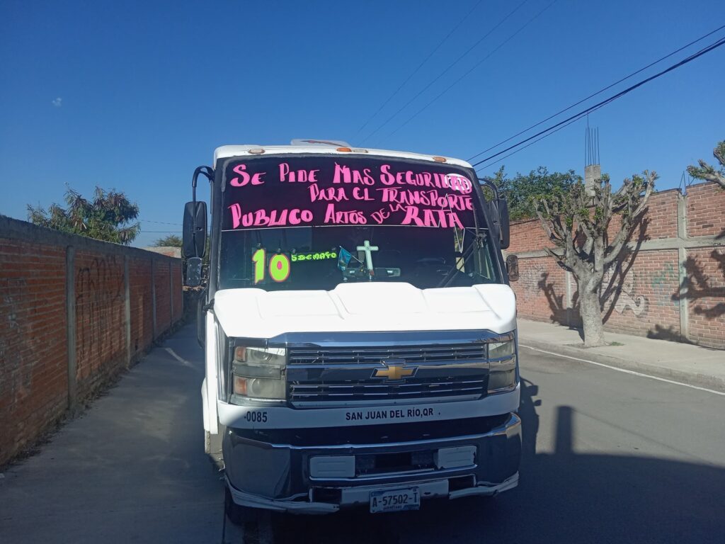 Operadores del transporte público trabajan bajo protesta ante aumento de asaltos en San Juan del Río