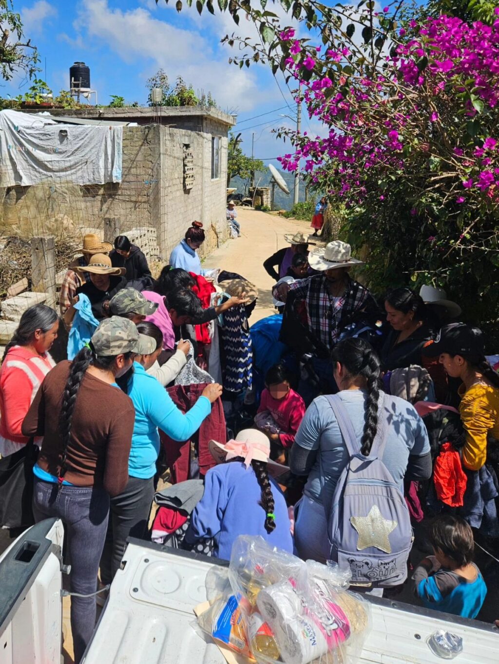 Diputados Eric Silva y Blanca Benítez apoyan a estudiantes de la UAQ a llevar víveres a la Sierra Gorda