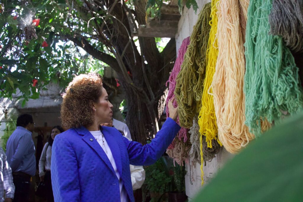 Destaca Adriana Meza el valor del arte textil que da identidad a Colón