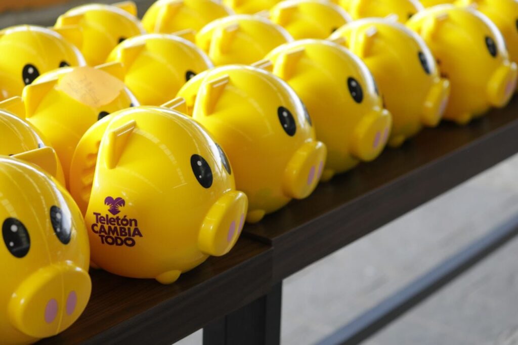 Roberto Cabrera asiste la entrega de botes de la campaña Teletón 2025