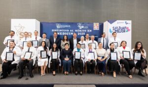 Roberto Cabrera entrega el “Distintivo al Mérito en Medicina 2025” a 15 médicas y médicos de San Juan del Río.