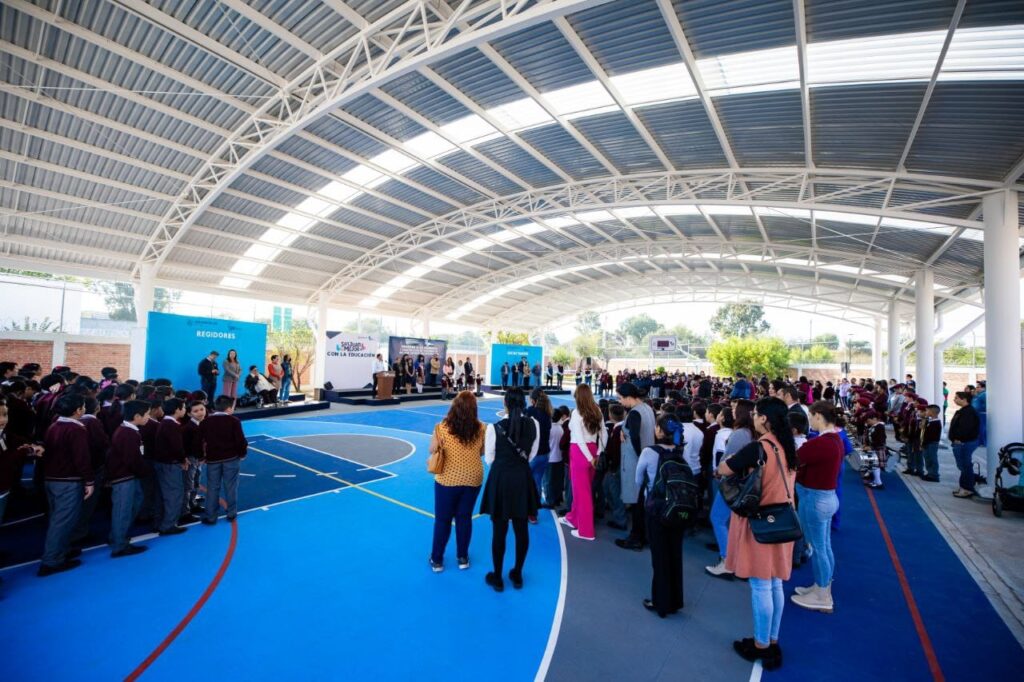 Roberto Cabrera entrega techumbre en primaria de La Floresta con más de 2.7 mdp de inversión.