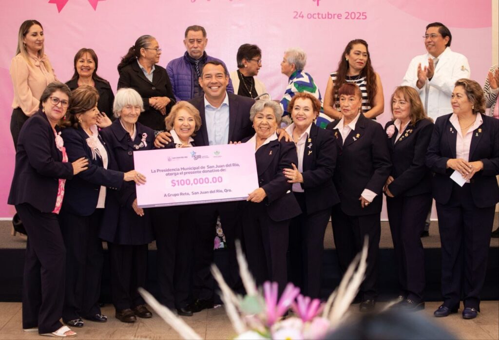 Roberto Cabrera entrega donativo a la Asociación Civil Grupo Reto San Juan del Río.
