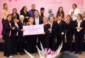 Roberto Cabrera entrega donativo a la Asociación Civil Grupo Reto San Juan del Río.