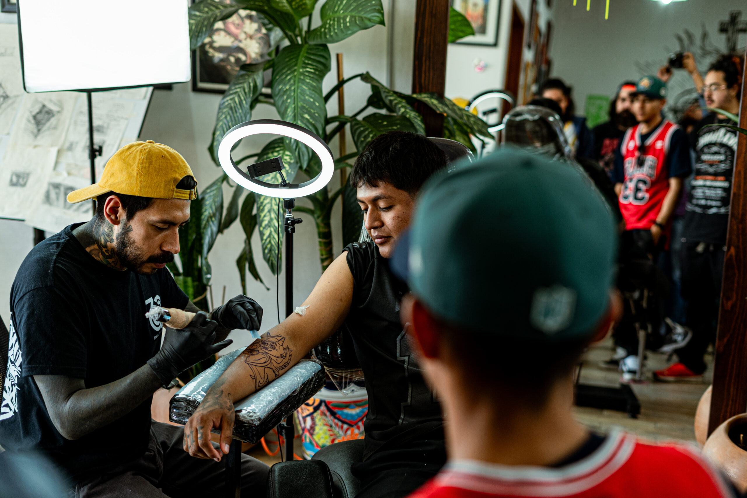 Tatuador Meza Cruz aporta su experiencia en taller de tatuaje en San Juan del Río