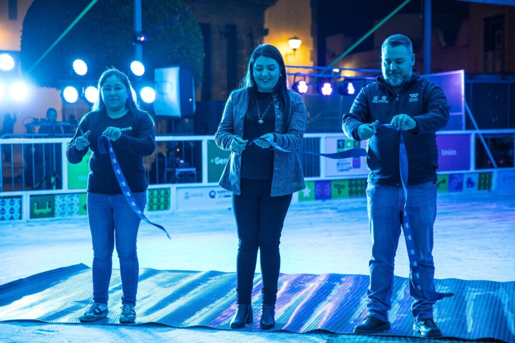 Inauguran la pista de hielo del “Festival Alegría San Juan del Río Contigo 2025” en Plaza Independencia