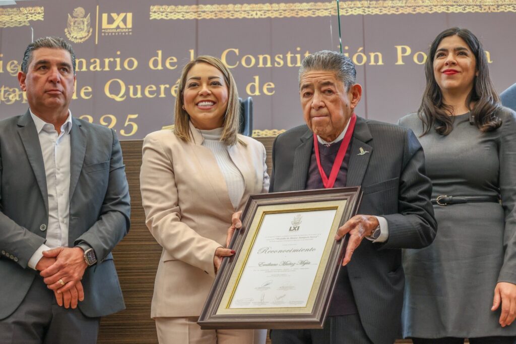 En Sesión Solemne de Pleno, la presidenta de la Mesa Directiva, diputada Georgina Guzmán Álvarez, impuso la Medalla de Honor Junípero Serra del Poder Legislativo al C. Emiliano Muñoz Mejía