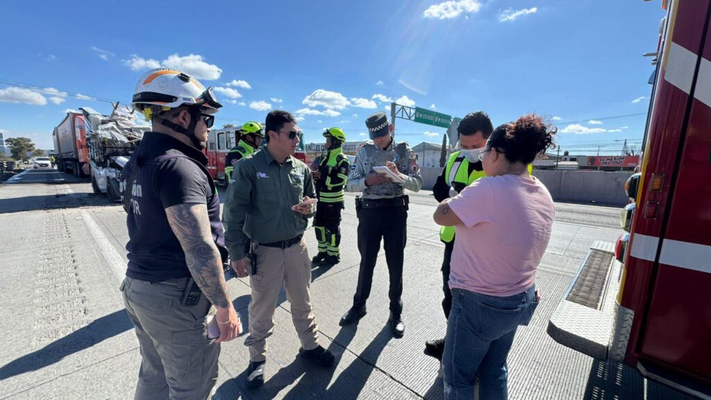 Bomberos de San Juan del Río atienden accidente vehicular