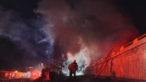 Protección Civil y Bomberos atienden incendio de tolva en la carretera 45