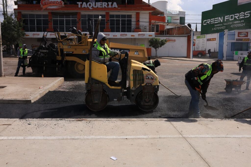 Avanzan trabajos de pavimentación en la vialidad Antonio “La Tota” Carbajal