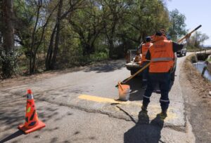 Realiza Obras Públicas trabajos de mantenimiento en acceso principal a El Organal