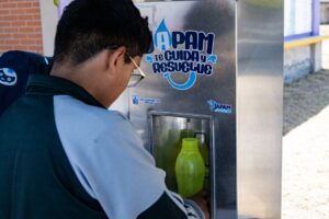 JAPAM entrega nuevo bebedero en la Secundaria General Teatro de la República en la comunidad de Buenavista Palma de Romero