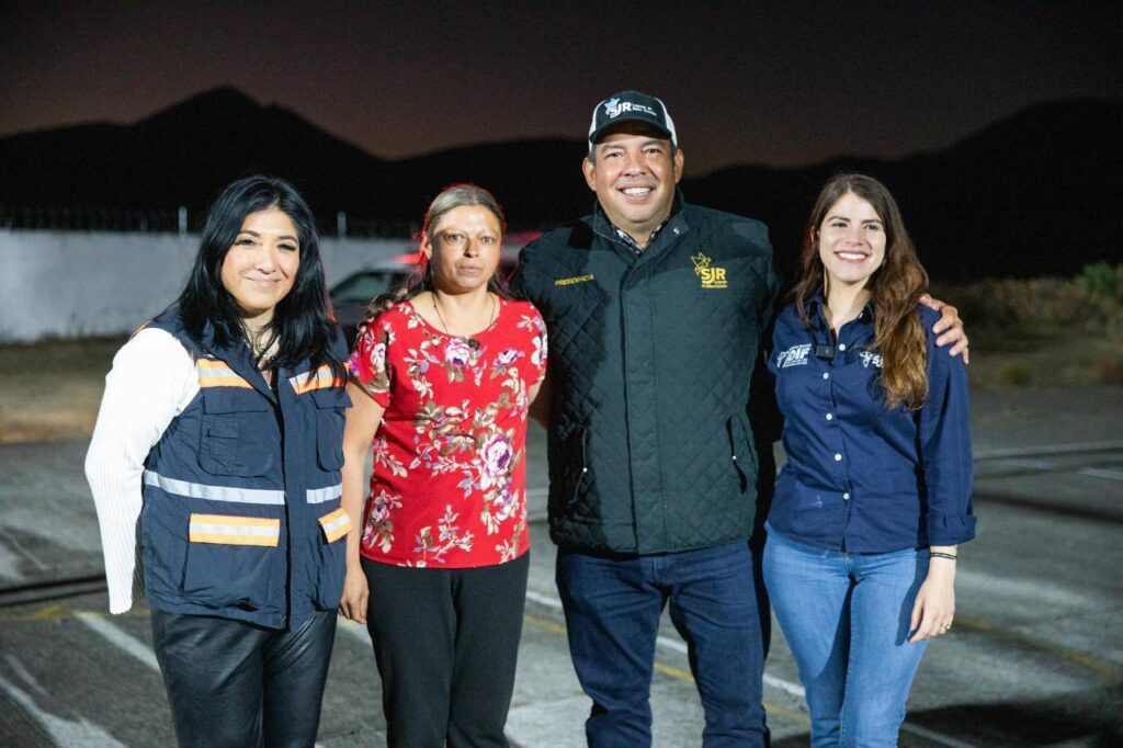 Roberto Cabrera dialoga con vecinos de El Granjeno para atender sus necesidades