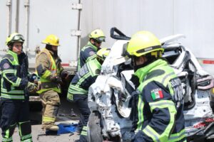 Atienden cuerpos de emergencia accidente en la carretera 57; una persona falleció