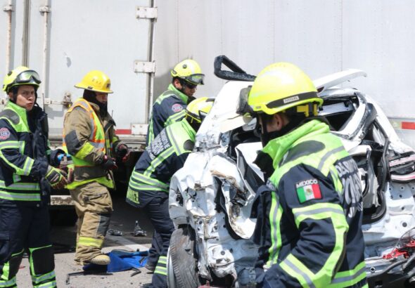 Atienden cuerpos de emergencia accidente en la carretera 57; una persona falleció