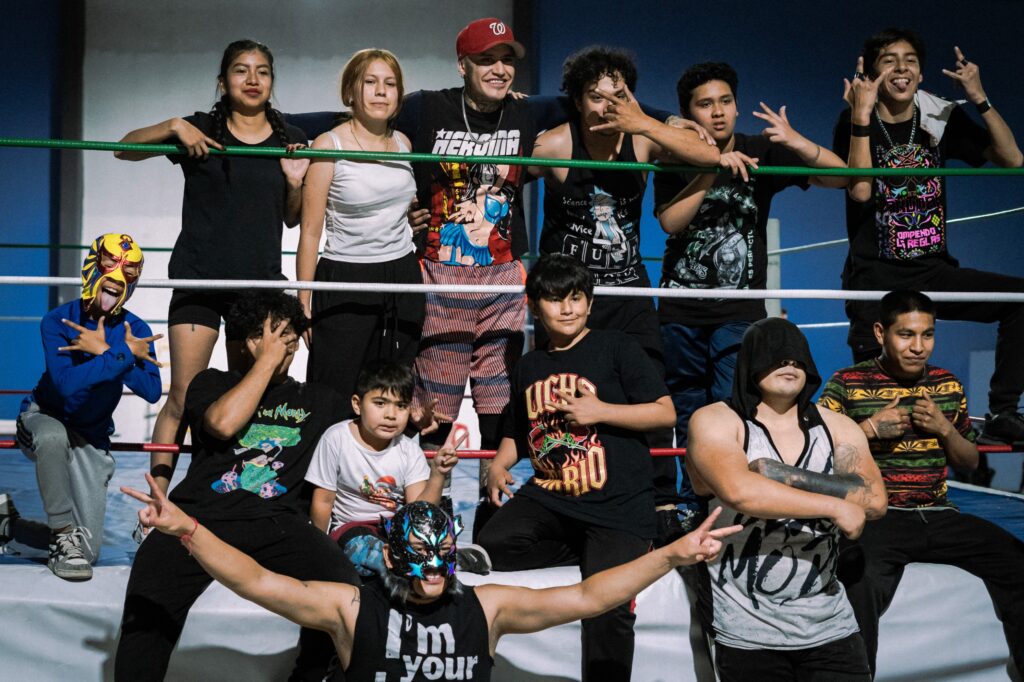 Luchadores potosinos comparten su experiencia con jóvenes en la Arena San Juan