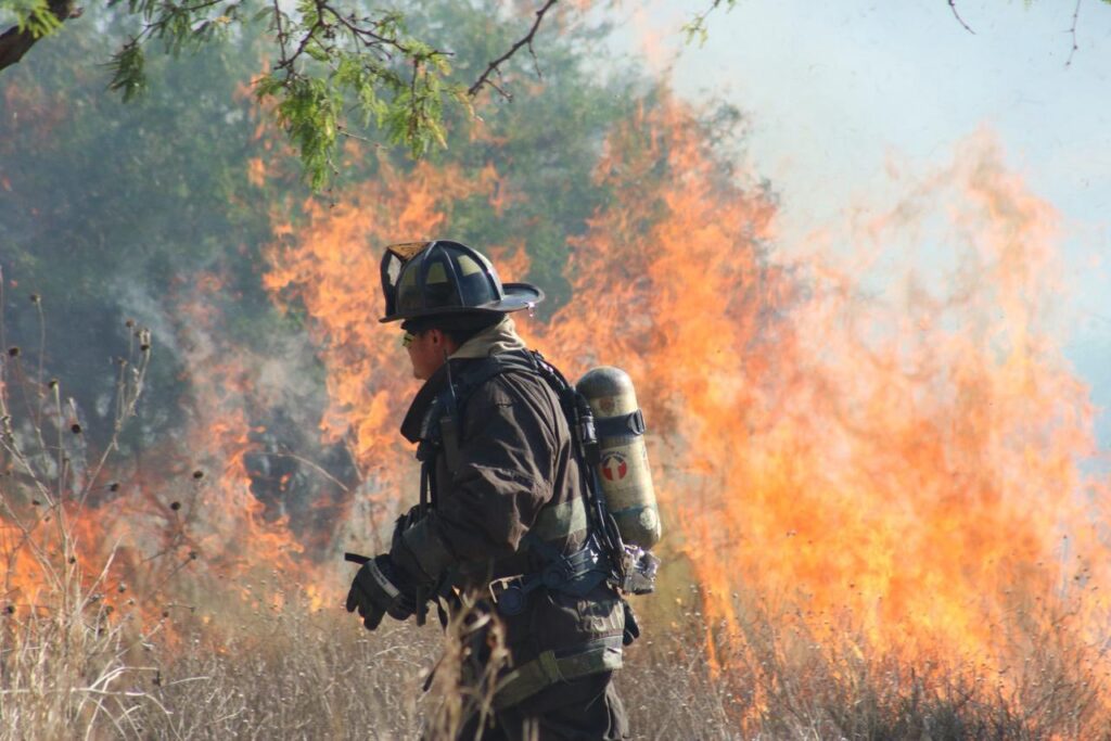 Atienden incendio en bodegas y granjas en Santa Rosa Xajay