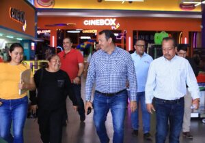 Promueven convivencia familiar con función de cine en San Juan del Río