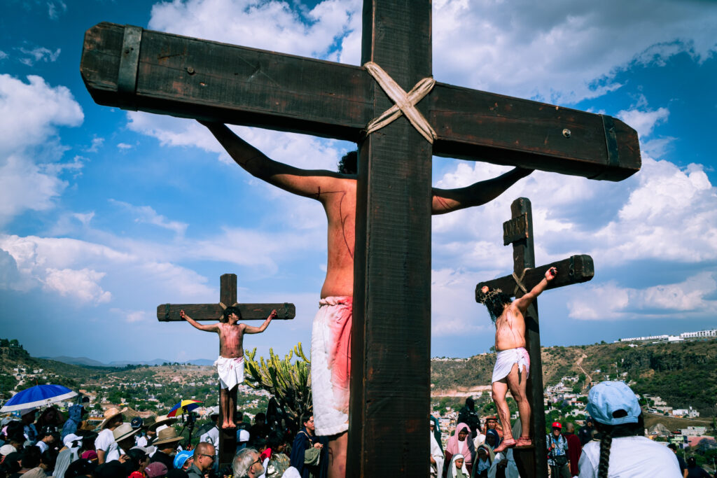 Miles de fieles reviven la Pasión de Cristo en el tradicional Viacrucis de La Cañada
