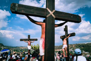Miles de fieles reviven la Pasión de Cristo en el tradicional Viacrucis de La Cañada