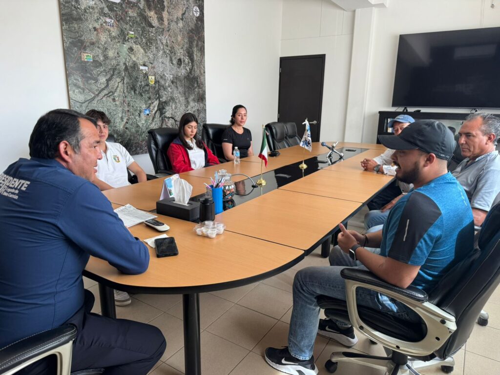 Reconoce alcalde de San Juan del Río a nadadores que competirán en la Olimpiada Nacional 2026