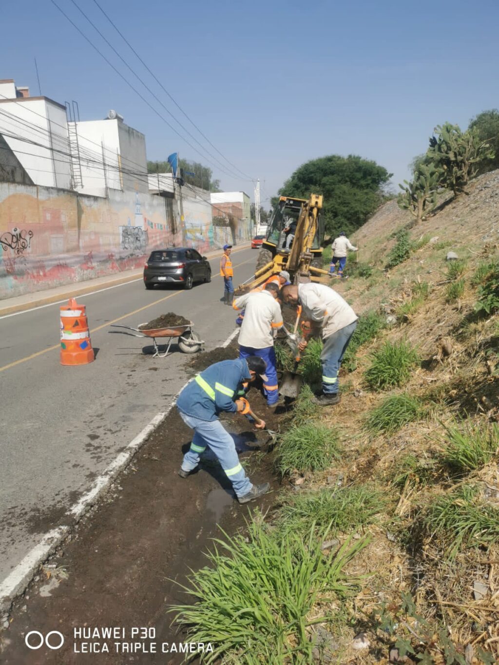 Realizan limpieza de cuneta en Avenida Puente de Fierro para mejorar seguridad y funcionalidad