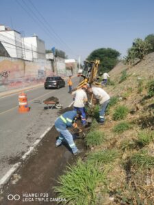 Realizan limpieza de cuneta en Avenida Puente de Fierro para mejorar seguridad y funcionalidad