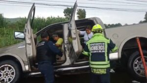 Rescatan a mujer y menor tras caer camioneta a una zanja en la Antigua Panamericana
