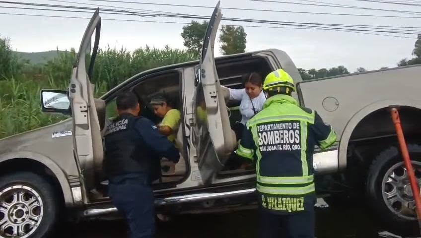 Rescatan a mujer y menor tras caer camioneta a una zanja en la Antigua Panamericana