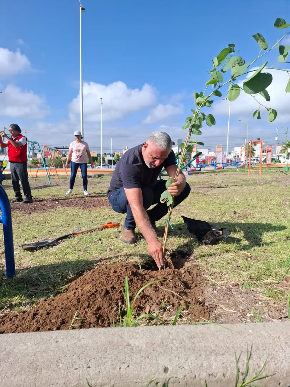 Realizan jornada de reforestación en Praderas del Sol con la plantación de 200 árboles