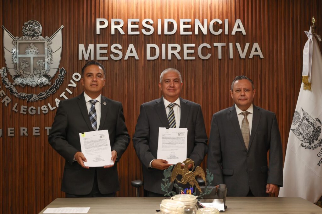 Entregan al presidente de la Mesa Directiva Iniciativa del Poder Ejecutivo estatal