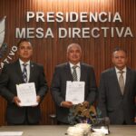 Entregan al presidente de la Mesa Directiva Iniciativa del Poder Ejecutivo estatal