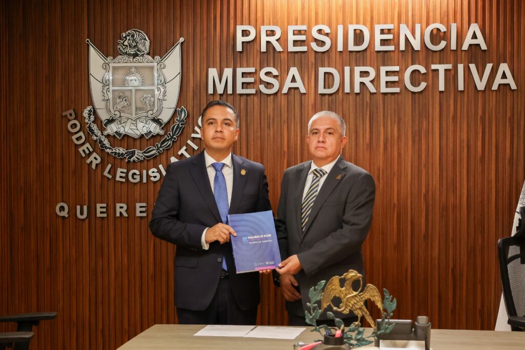 En Sesión Solemne de Pleno, el presidente de la Mesa Directiva, Diputado Sinuhé Piedragil Ortiz recibió el Informe del Estado General que guarda la Administración Pública en la entidad, correspondiente al Quinto Año de Ejercicio Constitucional del Poder Ejecutivo del Estado de Querétaro