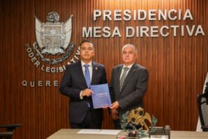 En Sesión Solemne de Pleno, el presidente de la Mesa Directiva, Diputado Sinuhé Piedragil Ortiz recibió el Informe del Estado General que guarda la Administración Pública en la entidad, correspondiente al Quinto Año de Ejercicio Constitucional del Poder Ejecutivo del Estado de Querétaro