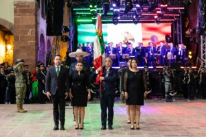 Presidente de la Mesa Directiva, Sinuhé Arturo Piedragil Ortiz entregó la Bandera Histórica del Primer Batallón de Infantería Permanente «Ligeros de Querétaro» al gobernador Mauricio Kuri González.
