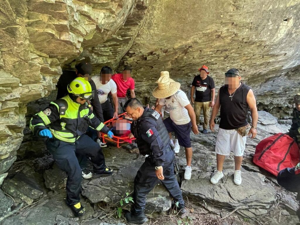 Rescatan a hombre con complicaciones de salud al interior de una barranca en San Juan del Río.