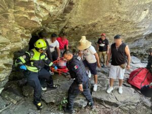 Rescatan a hombre con complicaciones de salud al interior de una barranca en San Juan del Río.
