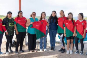 Gina Sánchez entrega uniformes deportivos al equipo femenil Centellas en El Coto