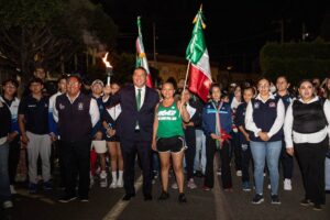 Reconocen a Mercedes Ramírez y Uriel Ballesteros por su trayectoria deportiva y participación en el Fuego Patrio