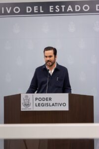 Mauricio Cárdenas presenta iniciativa para poner orden a cables, postes y estructuras abandonadas en Querétaro