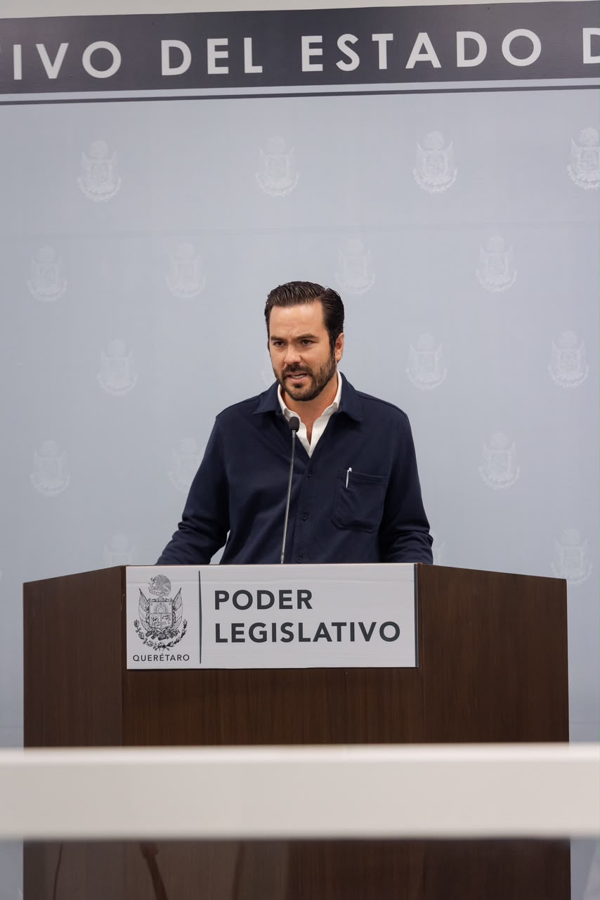 Mauricio Cárdenas presenta iniciativa para poner orden a cables, postes y estructuras abandonadas en Querétaro