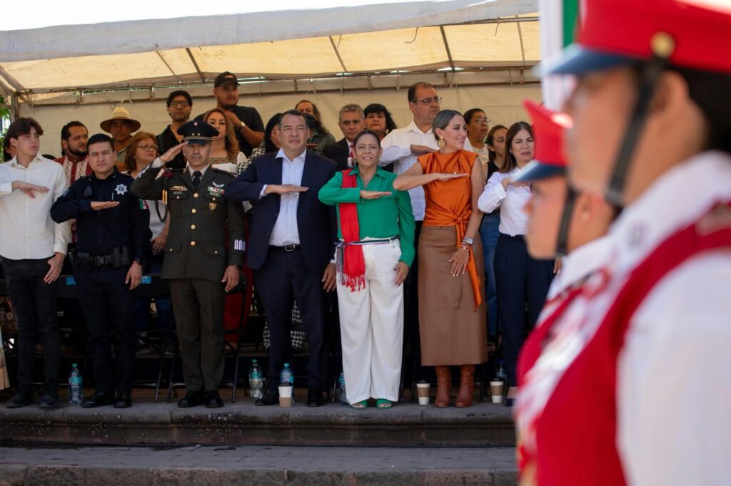 Roberto Cabrera atestigua Desfile Cívico-Militar con motivo del 216 Aniversario del Inicio de la Independencia de México