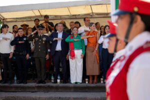 Roberto Cabrera atestigua Desfile Cívico-Militar con motivo del 216 Aniversario del Inicio de la Independencia de México