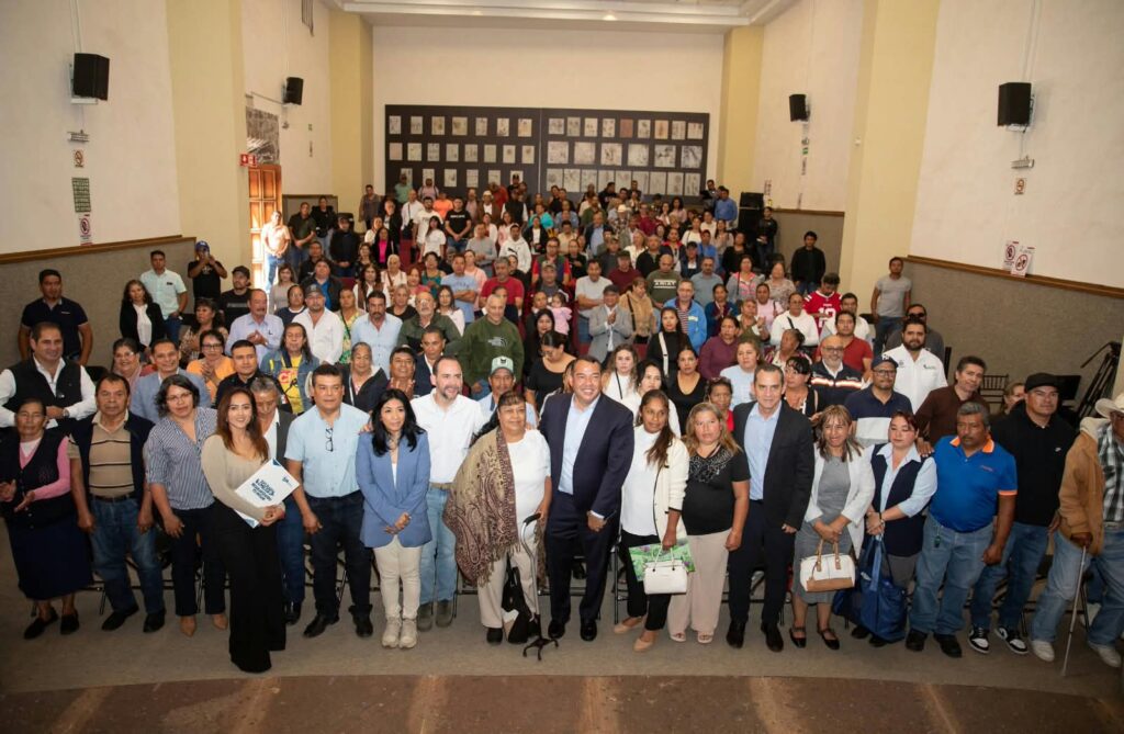 Roberto Cabrera entrega 260 escrituras a beneficiarios de los programas de regularización municipales