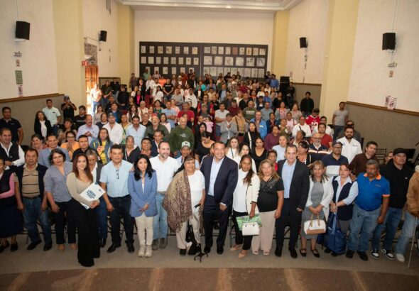 Roberto Cabrera entrega 260 escrituras a beneficiarios de los programas de regularización municipales